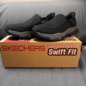 Skechers Men's Black and Gray Swift Fit Loafers